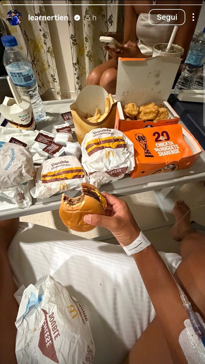 giallus_'s tweet photo. La giornata di Learner Tien:

Perde a Wimbledon quasi svenendo in campo per il mal di stomaco.

L'avversario gli esulta in faccia come se avesse vinto il torneo.

Finisce chiaramente in ospedale.

Si consola con 5 menù McDonald's e suppongo compagna sullo sfondo.

Un gigante. https://t.co/AaTp4qOeHi