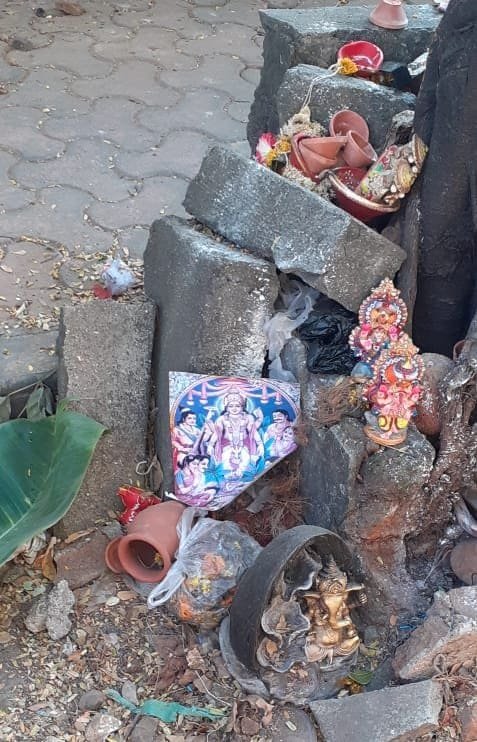 iAsura_'s tweet photo. Jaindustan mai sadkon par plastic ki gandgi failane wale bhandare aur har chhay mahine mai hone wale chunav kabhi nahi khatam honge.

Aur har election ke baad, janta ka haal tevhar ke baad ki bhagwano ki murtiyan jaisi hoti rahengi. https://t.co/Aldmn7vUqQ