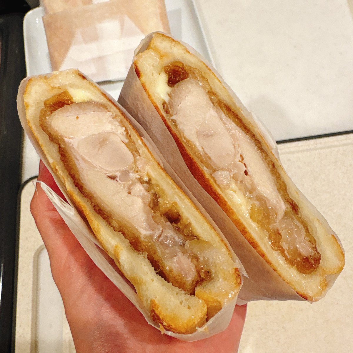 nemonemo813's tweet photo. ねもちはサンドイッチ包みを習得した🥪*.+ﾟ https://t.co/d2GuuMcAtc