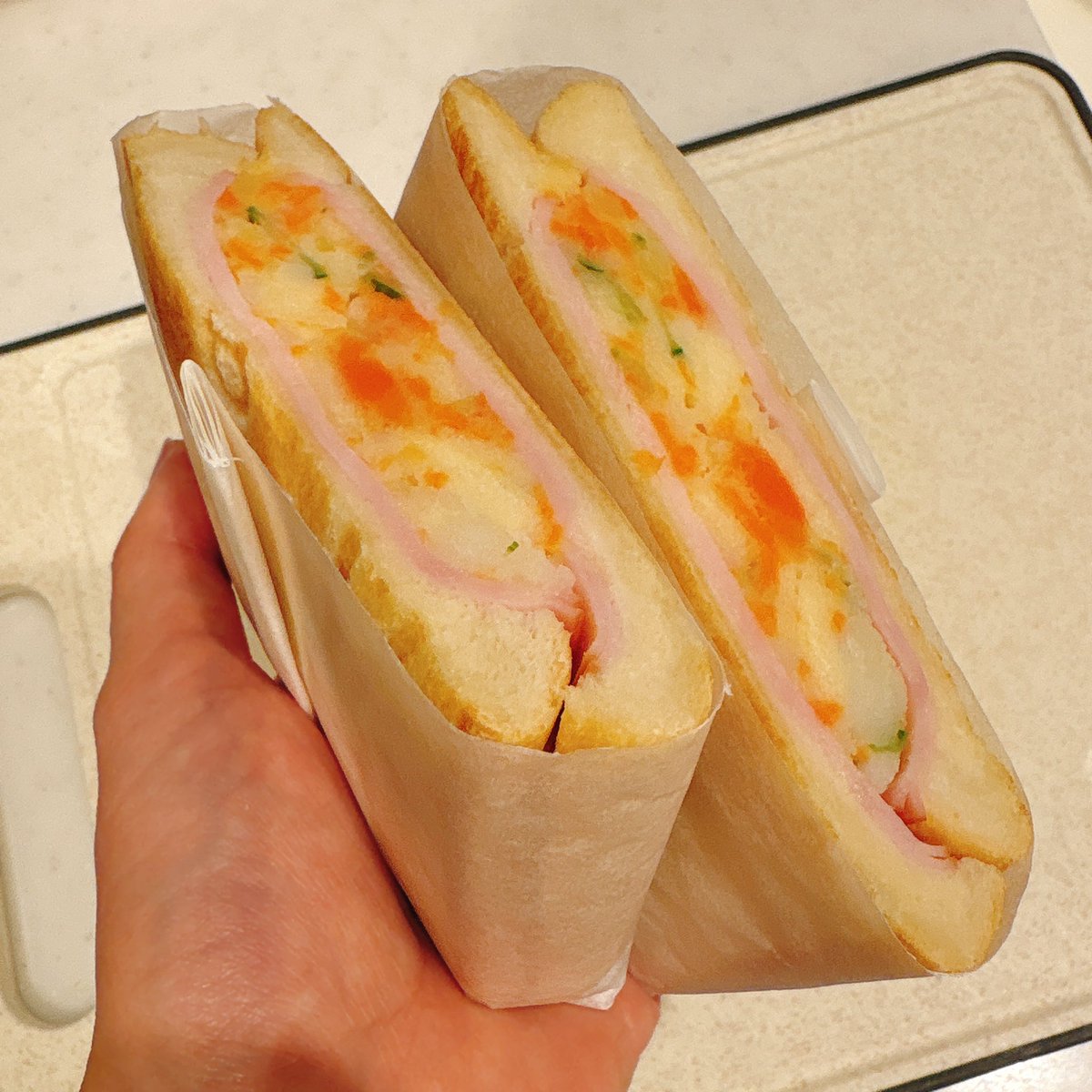 nemonemo813's tweet photo. ねもちはサンドイッチ包みを習得した🥪*.+ﾟ https://t.co/d2GuuMcAtc