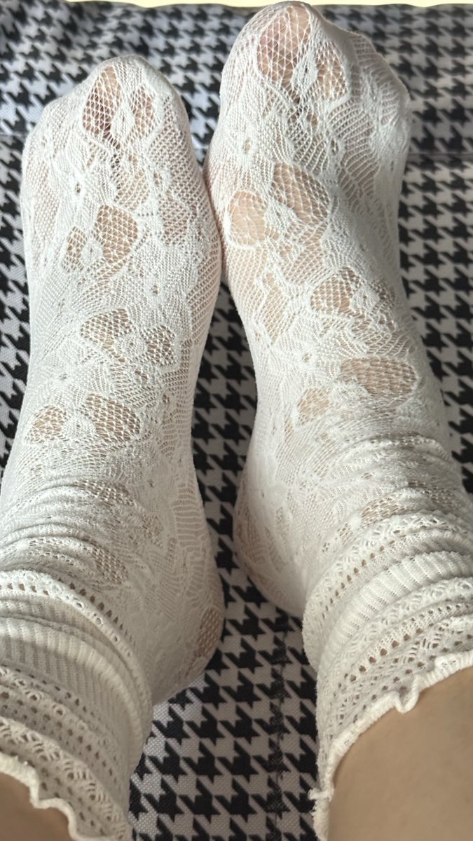 ohoney112's tweet photo. 蕾丝花边袜配洞洞鞋
#足控 #原味 #袜子 https://t.co/QhcBsiHcJR