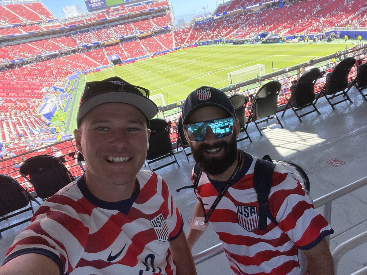 jonmark93's tweet photo. Thanks @clint_dempsey!!! 🇺🇸🇺🇸🇺🇸 https://t.co/Mu3FcpLjBV