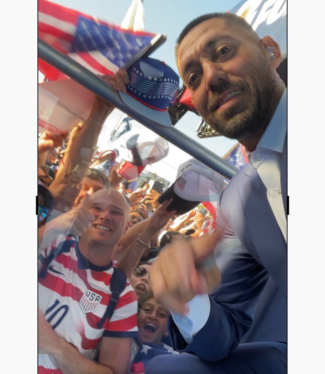 jonmark93's tweet photo. Thanks @clint_dempsey!!! 🇺🇸🇺🇸🇺🇸 https://t.co/Mu3FcpLjBV