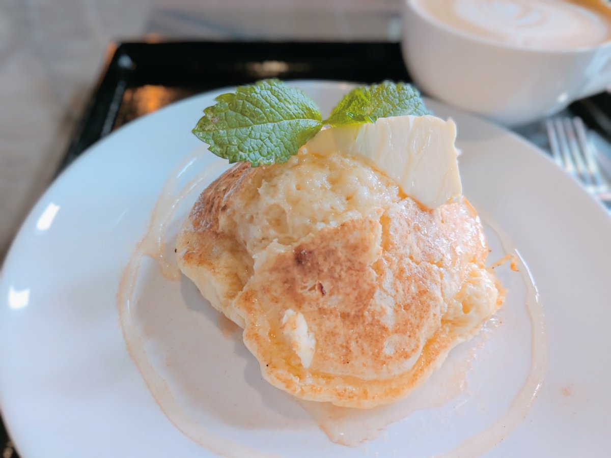momoring's tweet photo. 【日々是スウィーツ】パンケーキ@ 眞田珈琲

ベーキングパウダーが効いていて、子どもの頃に母が作ってくれた蒸しパンを思い出した。 https://t.co/lyz8CpXlbA