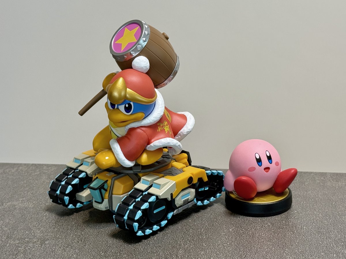 Sora_Sakurai's tweet photo. デデデ&amp;タンクスターのamiibo､でっかいんですよね… (右がスマブラamiibo)
原材料が急激に高騰したので､心配になってしまうぐらい｡
迫力あります! https://t.co/Tj9mDdGCJm