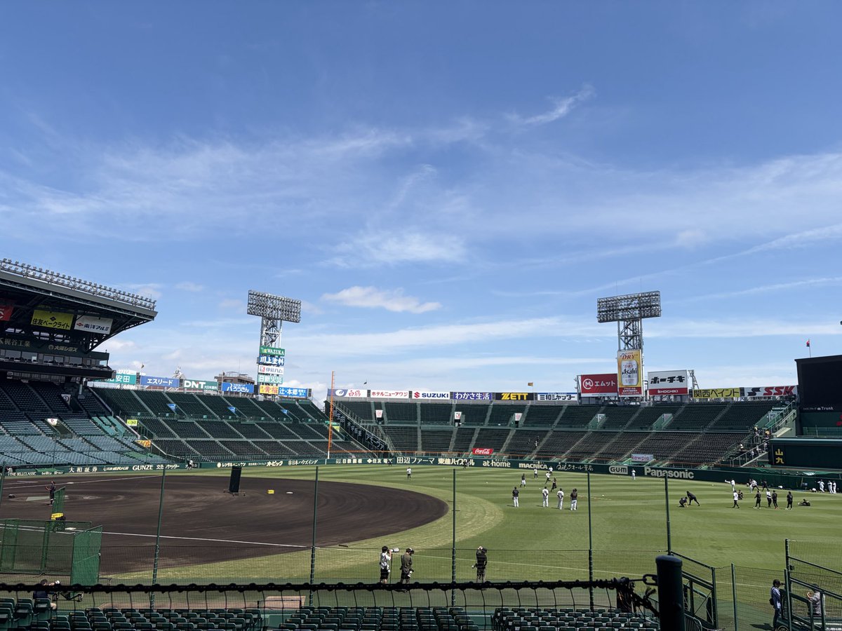 dailytigers2026's tweet photo. 甲子園球場では嶋村選手と栄枝選手が左翼でノックを受けています。 https://t.co/aA0591DUGd