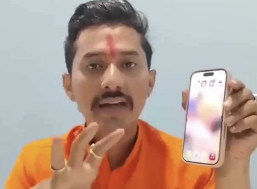 jyotsana51400's tweet photo. अंधभक्ति के लेबल देखिए 

ये व्यक्ति ने Iphone में भी हिंदू मुस्लिम में घुसेड़ दिया 

इसका कहना है कि Siri से जय श्री राम या जय महाकाल बोलने पर कोई जवाब नहीं देता जबकि 

सलाम बोलने पर अस्सलाम-अलैकुम' जबाब देती है जो हिंदुओं का अपमान करती है 🤔😄

अभी कुछ दिन पहले iphone 17 भगवा रंग का लांच हुआ था तब लुंगी डांस कर रहे थे