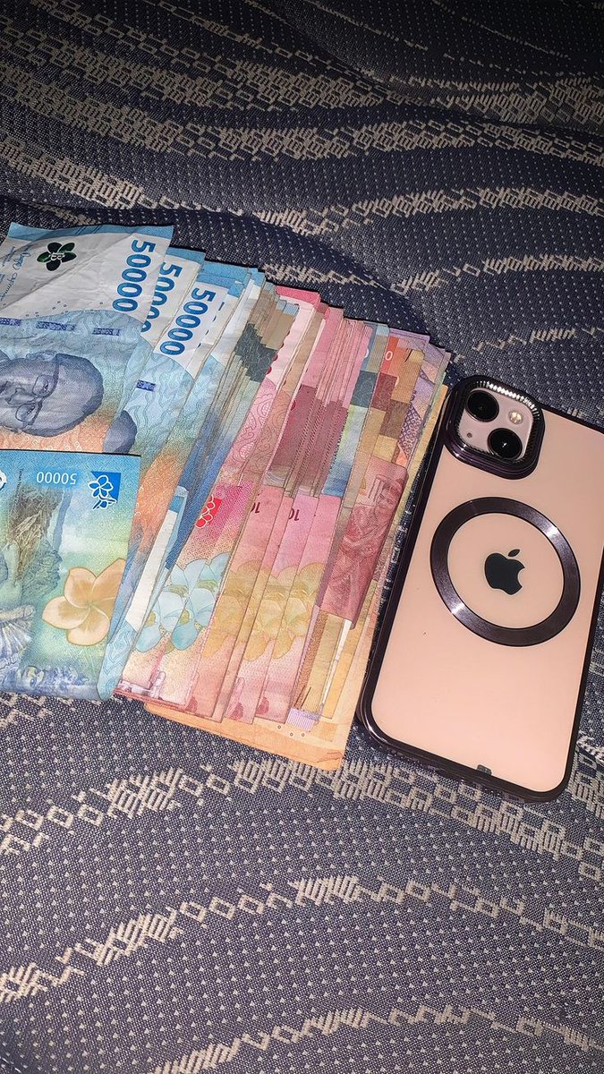 resahnegeri's tweet photo. Aku kemalingan hp 2 dan 1 tas isi uang dan surat surat penting Datanglah ke kantor polisi konoha Dan aku jelasin knp dan gmn kejadian Trs ditanya 👮Skr maunya ibu dan bapak gmn?

🧑Saya datang kesini cuma mau bikin surat kehilangan barang penting saya,karna klo saya minta tolong cari dan tangkap malingnya, polisi pun PASTI gak bisa!
Suami gue langsung nglirik ke gue pas gue jwb gitu. Lagian polisi nanya mau nya gmn k org yg kena kejahatan? Elu tugasnya apa sbnernya

Mumpung rame barangkali ada yg bisa melacak smpe ktmu tu hp,gue kasih 5jt pas udh ketemu ya Soalnya memory di hp smua tntang anak ku yg udh meninggal Aku JD gak punya fto video nya lagi karna lupa blm k backup😭

cc : desiintan30