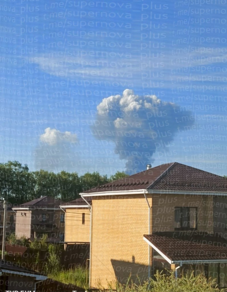 JayinKyiv's tweet photo. While Russians were busy pouring missiles and drones onto sleeping families in Kyiv, in Russia itself, the country's 4th largest oil refinery burns after precision strikes by Ukraine's long range drone fleet.

Most importantly, this refinery – operated by Lukoil – is Russia's 2nd largest producer of gasoline in Russia.