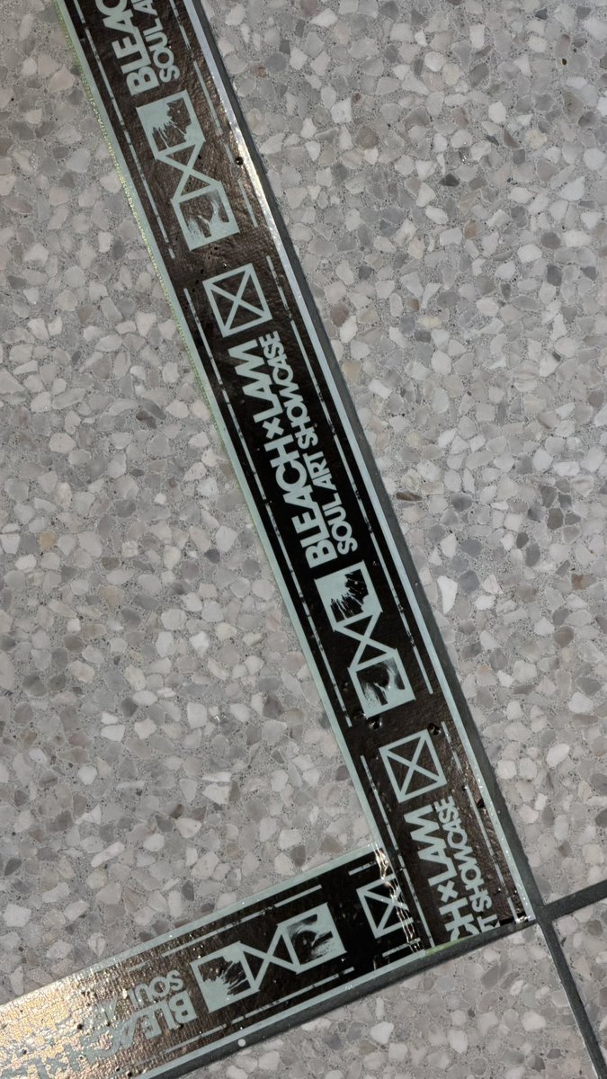 RINAsts91's tweet photo. そういえばレジ列の足元のシール
ちゃんとコラボのやつだった！ https://t.co/Eaz22dcVo6