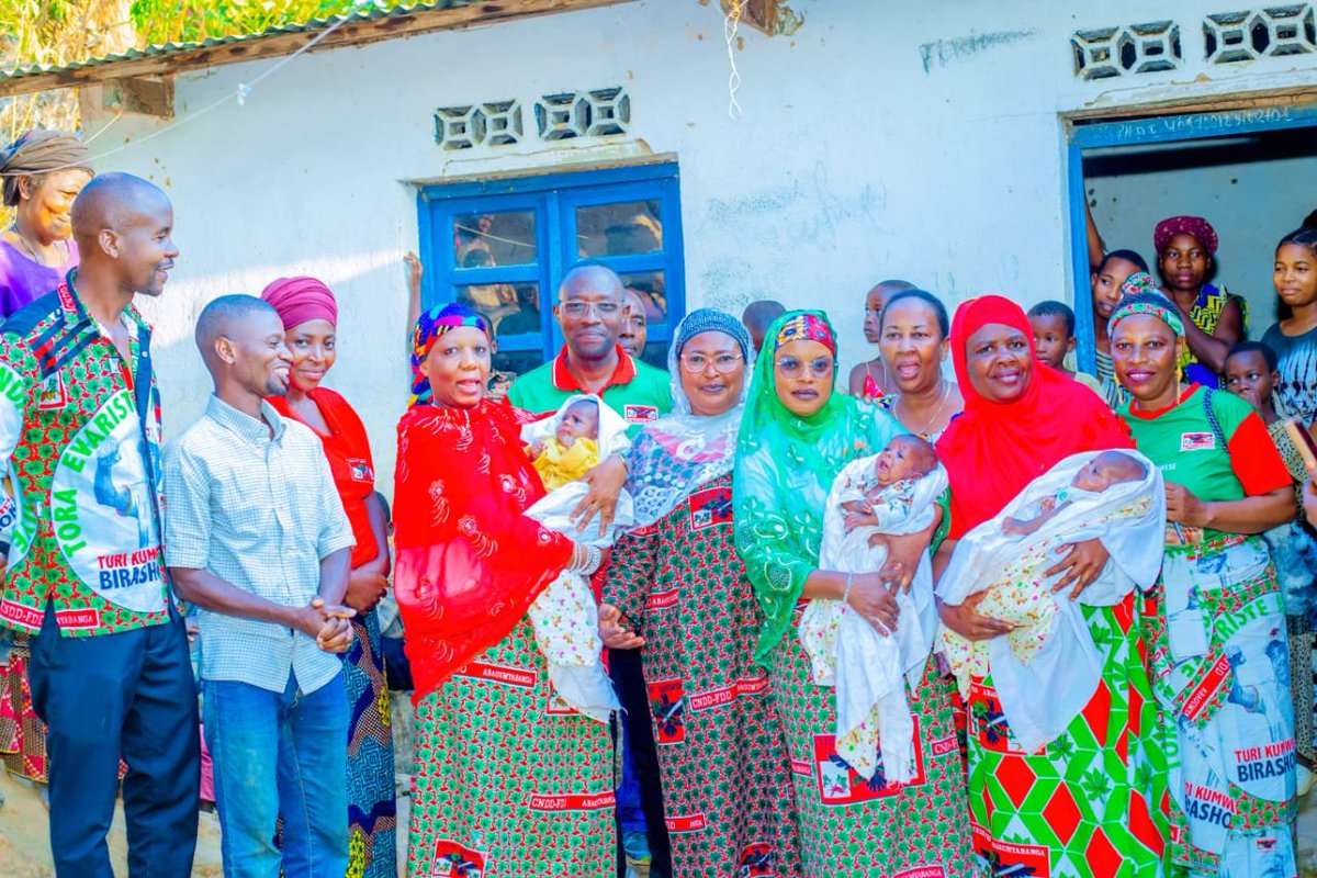 Niyo_nama's tweet photo. Le bureau exécutif du @CnddFdd zone #Rumonge a pris l'initiative d'organiser une visite caritative le 30/6/2026.Conduite par S Zonal @HavyarimanaAlp1,elle a abouti à la remise d'un lot de vivres, d'articles de 1ère nécessité et de 275000 FBu à la famille de triplés de #Mugomere. https://t.co/jDe5dqSqCT