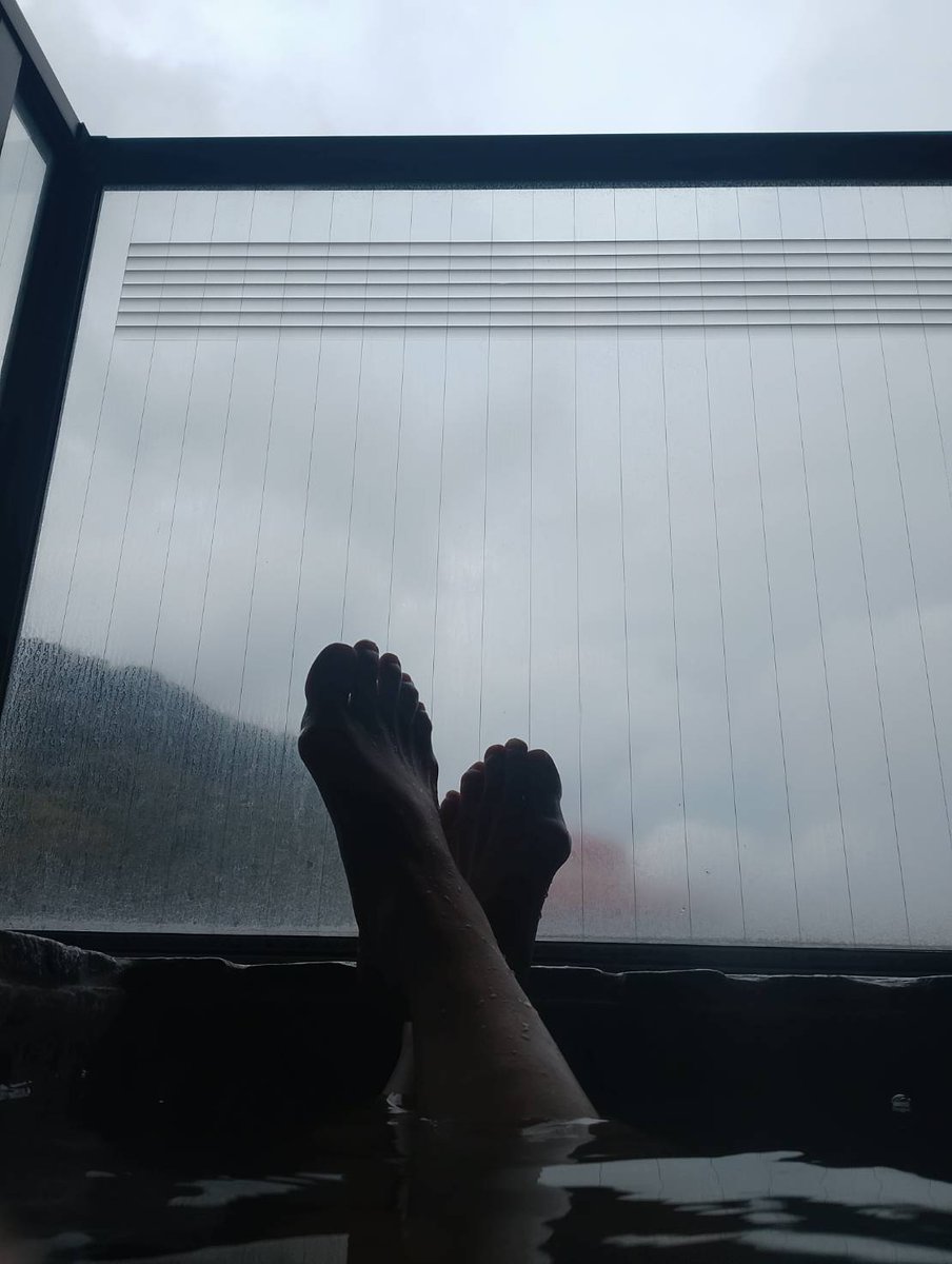 macky0923's tweet photo. 【現実逃避旅行記熱海編12】朝風呂をキメて景色を眺めながら一服。そして朝食も部屋食。

#山の上ホテル
#温泉宿 #朝食 #宿食
#温泉 #露天風呂 https://t.co/4QVwJOPKuH