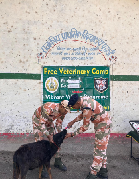 DoBM_GoI's tweet photo. The @ITBP_official continues to organise regular animal healthcare camps under the #VibrantVillagesProgramme to support livestock health in border villages. One such camp was organised in Jaspur, Purali and Jhala villages of Uttarkashi district, #Uttarakhand https://t.co/MsajUeYsYy