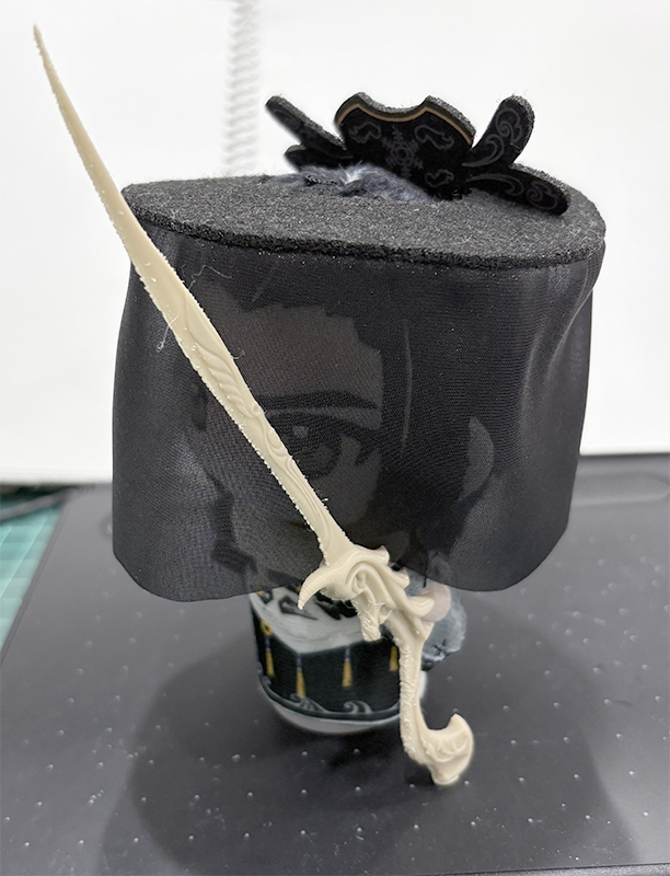 ryoufu_hyouu's tweet photo. メンタルを落ち着かせるために、ちょくちょく作り直していた長刀凌風の3Dモデル。
いきなり実物大で出力するのはちょっと怖いので、15％サイズに縮小して、形状確認のために出力しました。
太歲ちゃんのために作ったわけじゃないです（笑） https://t.co/xXfLUxqTfL