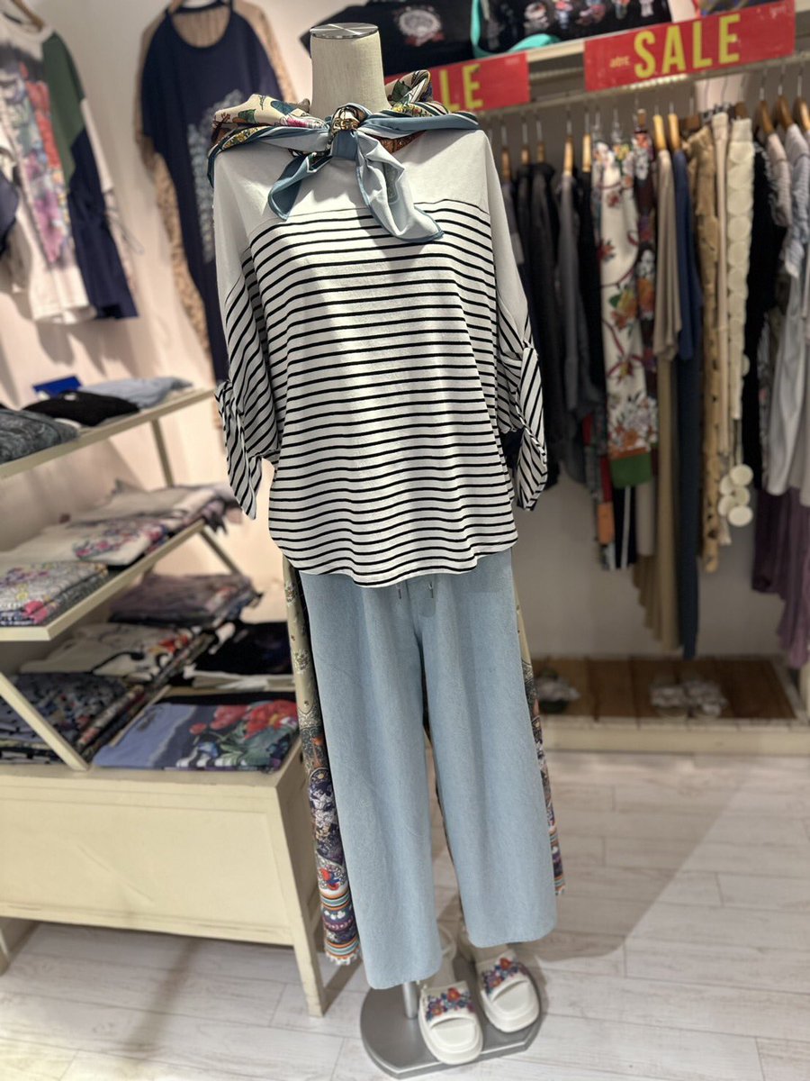 Scolarkwgoe's tweet photo. こんにちは⭐️スカラー川越店です🌸

本日ご紹介するのはこちらのisコーデです❣️
isにしては珍しいデザインのスカーフが付いております✨
トップス単体でもスカーフを別でアレンジしても⭕️

引き続きセール行っております💐
🌻店内商品2buy10%OFF🌻

本日も皆様のご来店をお待ち致しております🌺 https://t.co/xyjBxu6diC