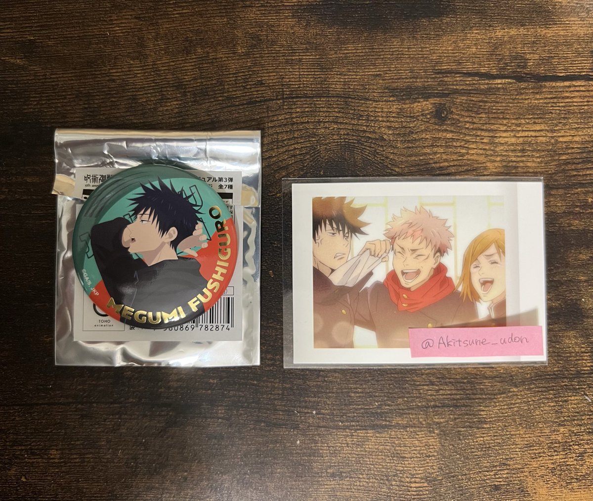 Akitsune_udon's tweet photo. 【交換】呪術廻戦  5周年 ビジュアル第3弾 箔押し缶バッジ 

譲:伏黒 

求:定価＋送料

郵送希望です。お気軽お声がけください🙇🏻‍♀️ https://t.co/fxiqaEe1sx