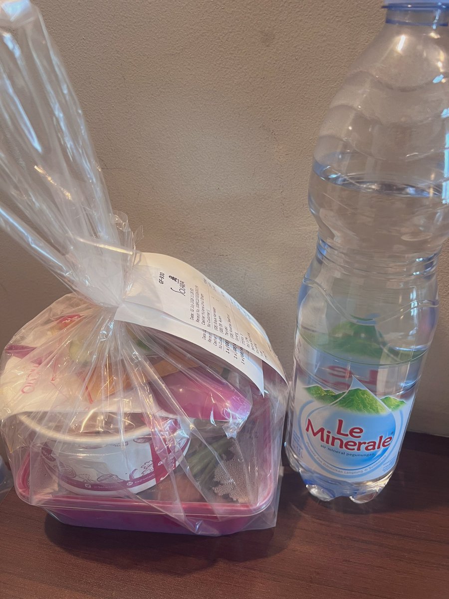 iestea's tweet photo. Nebeng kerja di hotel temen, lokasi nempel mall… apakah jam maksi gw ke mall? 

Tentu saja tidak, gw grabfood 🤣🤣🤣 https://t.co/tD3Ge4AGkF