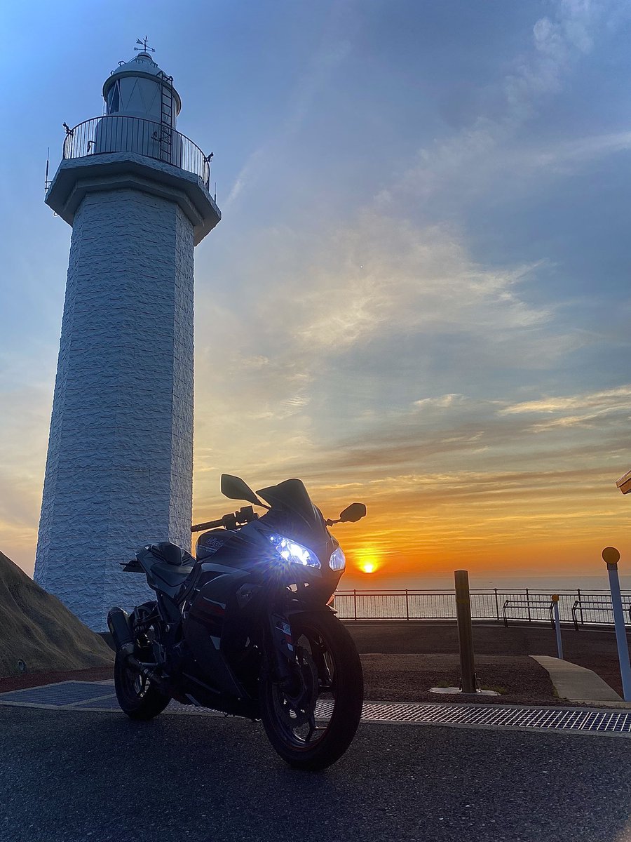 Ren3146's tweet photo. そういえば納車して何回か走ってました🏍
 ということで何枚かEX250Mを🥷

  #バイク  #夕日  #桜 https://t.co/srsoE6jxOu