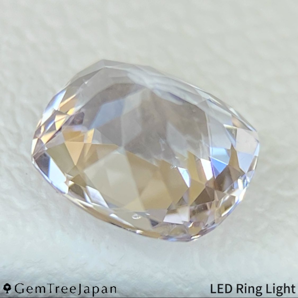 GemTree_Japan's tweet photo. 【GTJ BASE Shop】

"Thanks Price"

Colorless Spinel 0.799ct

ほんのわずかなヴァイオレットを含むものの、かなりのカラーレス精度を誇る一石。

プロポーションもよく煌めき・ファイアーが溢れます。 https://t.co/uWmH530HHx
