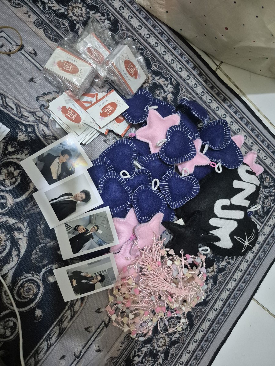 JNai09's tweet photo. 🐰🐶FREEBIES FANMEET JNJM IN JAKARTA🐶🐰

By: @JNai09

🗓 04 July &amp; 05 July
📍Tennis indoor senayan

🤷‍♀️how to get?
(untuk trade dm)

🙋‍♀️find me &amp; say hi
RT &amp; Like would be appreciated
tag me if u got it
See u🩷🩵💚

#jnjm #fanmeet #freebies https://t.co/lVcbeFomh5