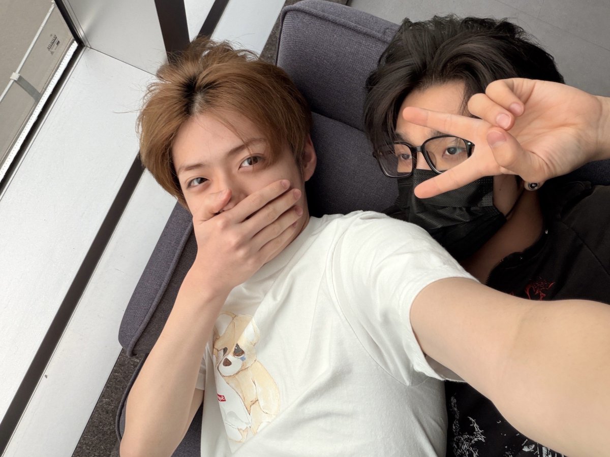 xinnongu's tweet photo. 상현이 누워있는데 씬롱이 갑자기 왔다고 셀카 보내줌 ㅋㅋㅋㅋ https://t.co/LTjRY6nQG7