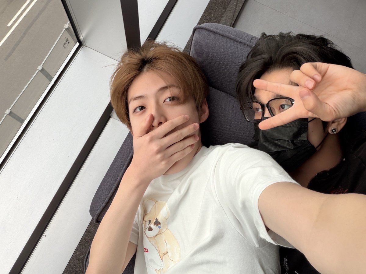 xinnongu's tweet photo. 상현이 누워있는데 씬롱이 갑자기 왔다고 셀카 보내줌 ㅋㅋㅋㅋ https://t.co/LTjRY6nQG7