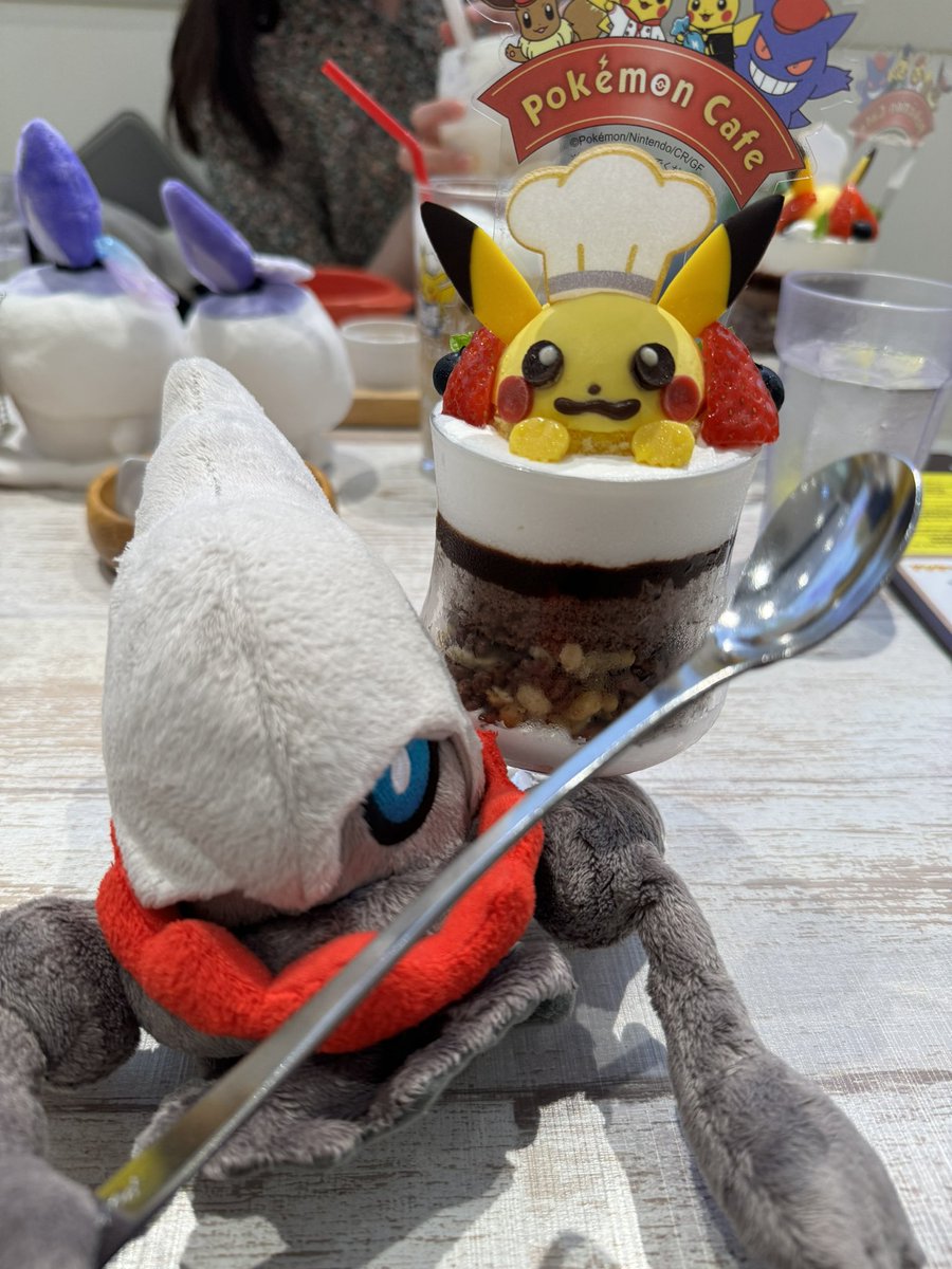 kktbt261's tweet photo. パフェにはしゃぐダークライ、愛──── https://t.co/tlRrvsNIdp