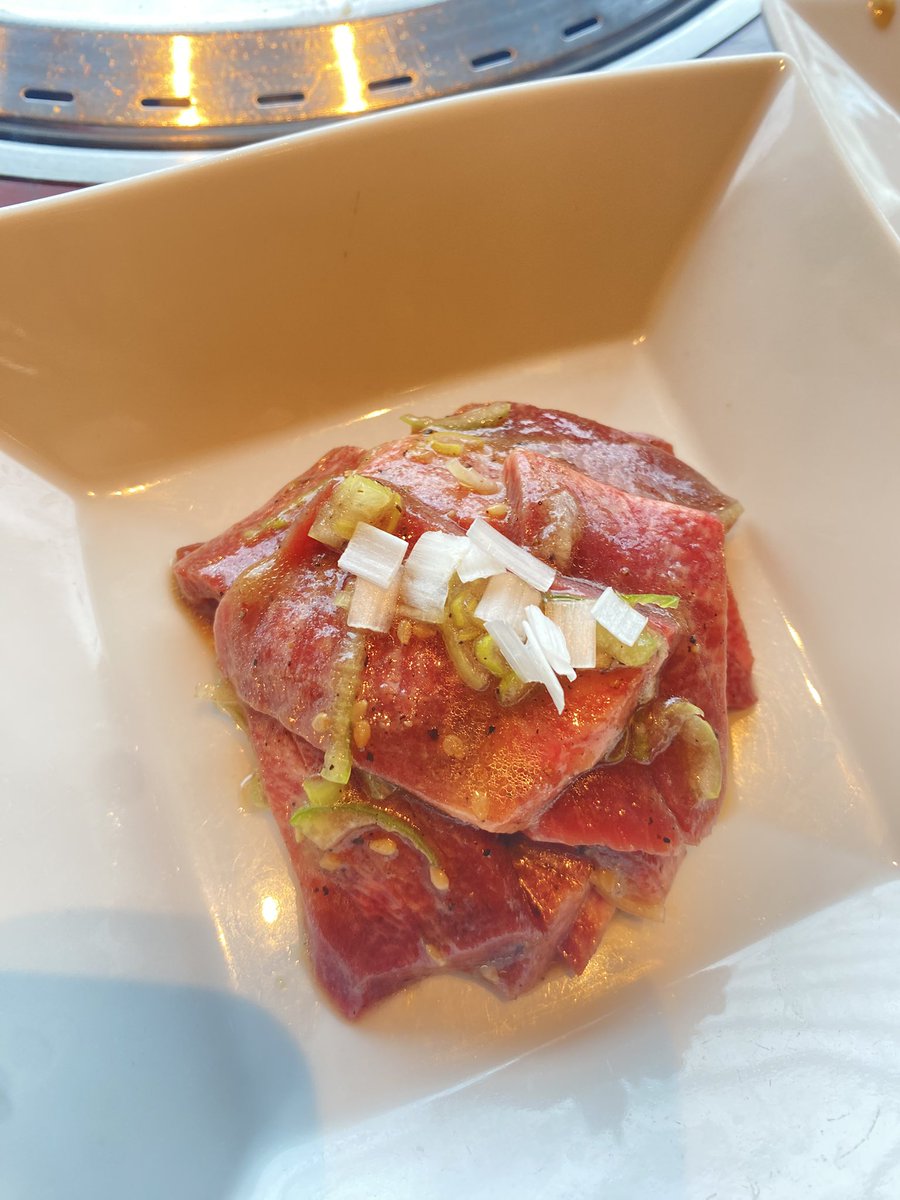 chokoryon's tweet photo. ご褒美ですから一番良いランチ食べました！ハーフサイズの牛タンも追加

お肉の脂がめちゃくちゃ美味しかった〜タレがしみたご飯も最高！

大満足😋

 #叙々苑 https://t.co/UIzvp9IGXU