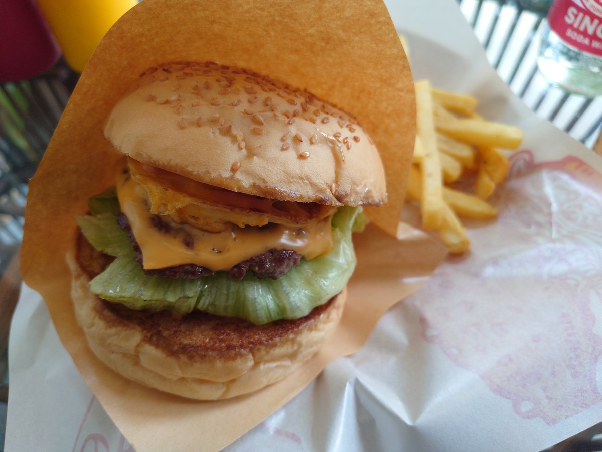 edwinlether's tweet photo. ランチはバーガー

店名の付いたウィーティービーフバーガー90B、揚げたてポテト付き
ソーダ15B

ボリューミーで普通に美味いしポテト付きでこの値段はアリ、満足度高い

https://t.co/oujePHpBjW https://t.co/1J80c49tPn