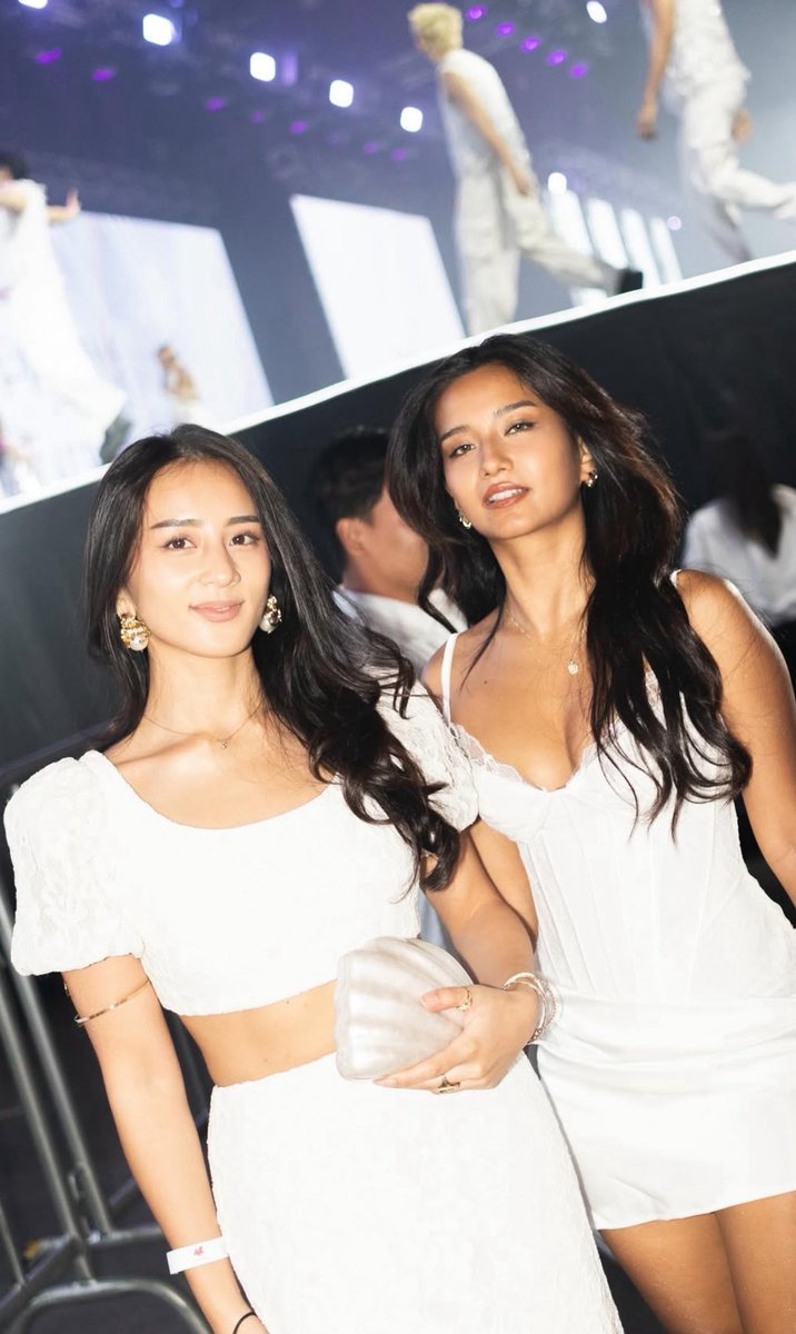HyGab_forever's tweet photo. Pocket-sized girlies
#krisshya https://t.co/7xWKb0tpwp