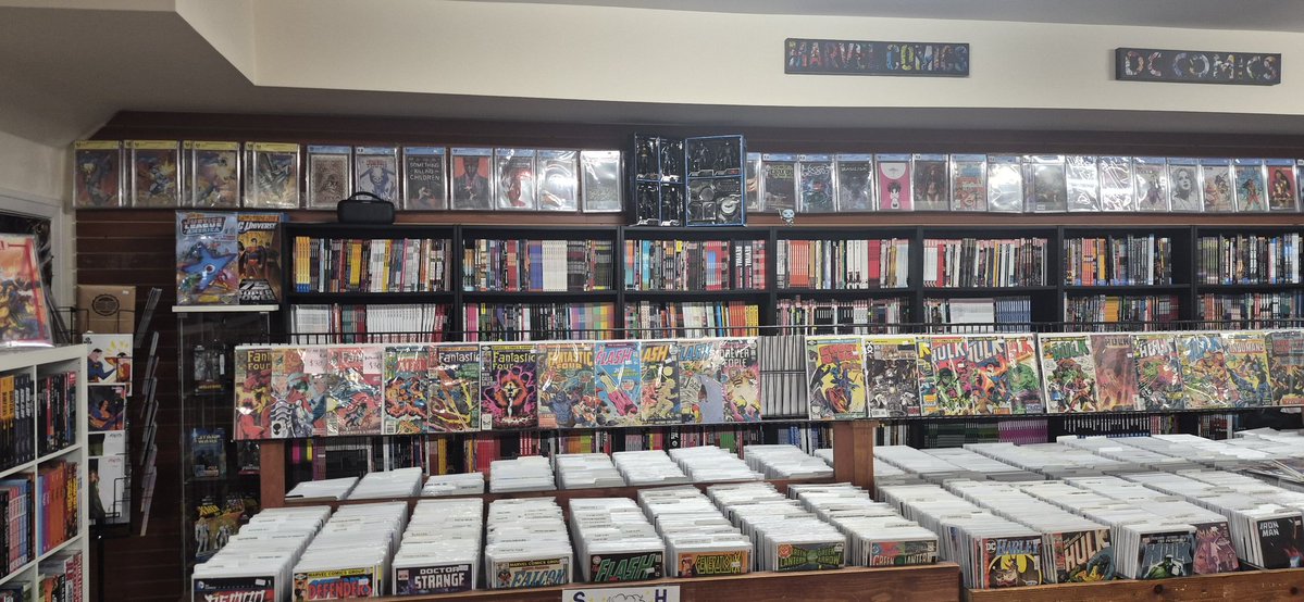 Apollokid3000's tweet photo. Comic Book Hideout in Los Angeles.  I found some books. https://t.co/HtfNAODOOi