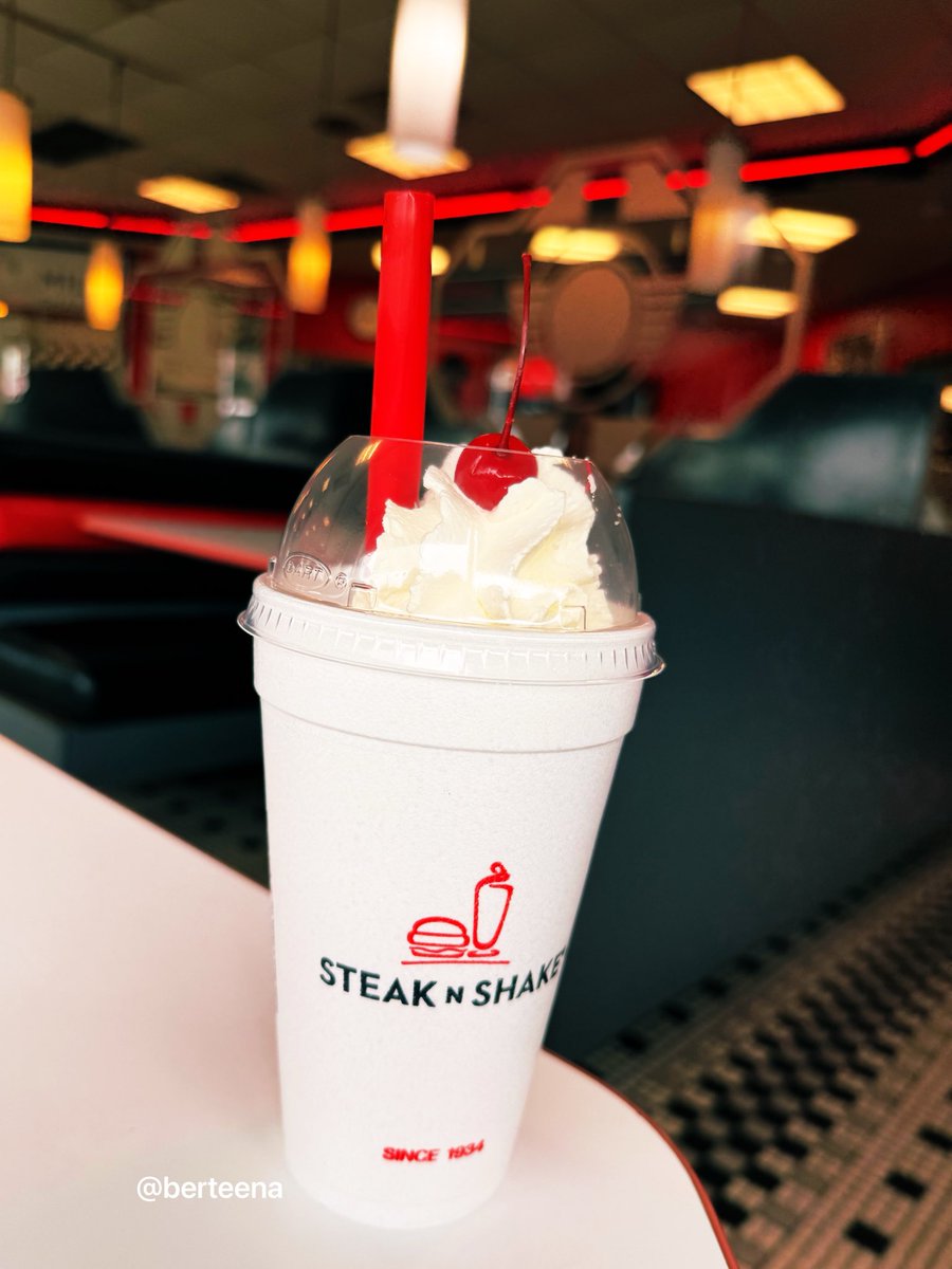 Berteena's tweet photo. @SteaknShake Get some! 😋🇺🇸
#Nooga ❤️🖤 https://t.co/TvAMJOUqJD