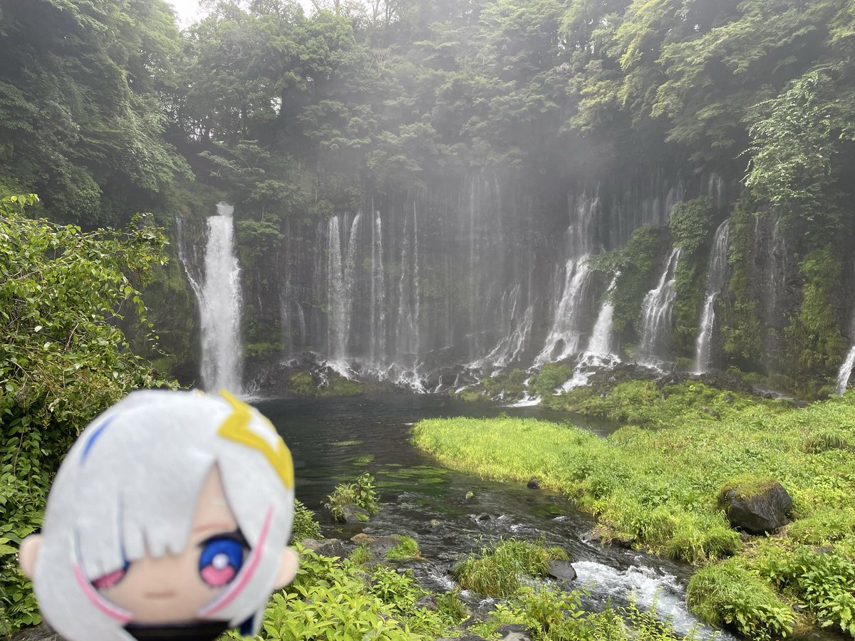 nanorena422's tweet photo. かなたんと白糸の滝に行ってきたよ〜
写真で見るよりも壮大で凄かったね！

かなたん、海外ニキに「写真撮って！」って言われてめっちゃ緊張したね…🫨
頑張ってカタコトの英語で対応できて良かった… https://t.co/lfOvdkbYcQ