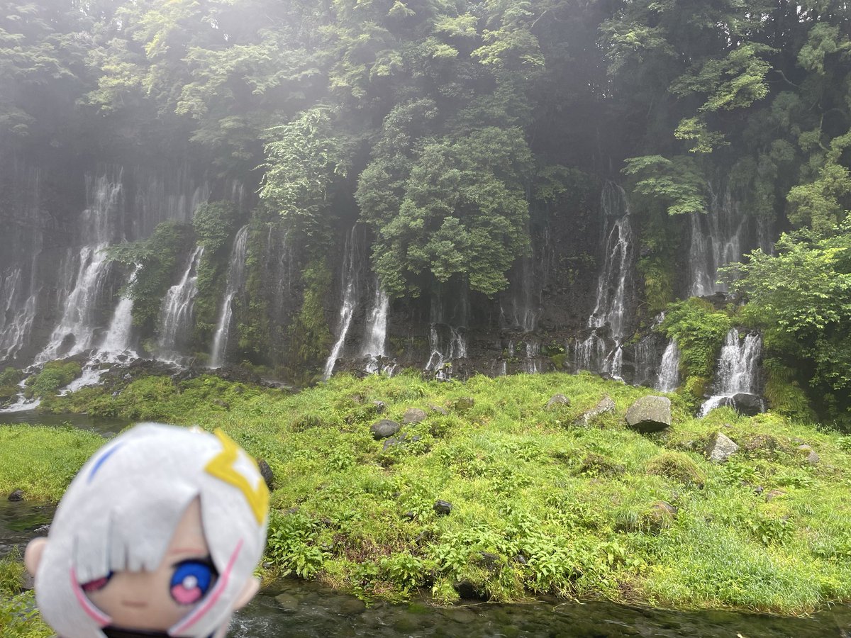 nanorena422's tweet photo. かなたんと白糸の滝に行ってきたよ〜
写真で見るよりも壮大で凄かったね！

かなたん、海外ニキに「写真撮って！」って言われてめっちゃ緊張したね…🫨
頑張ってカタコトの英語で対応できて良かった… https://t.co/lfOvdkbYcQ