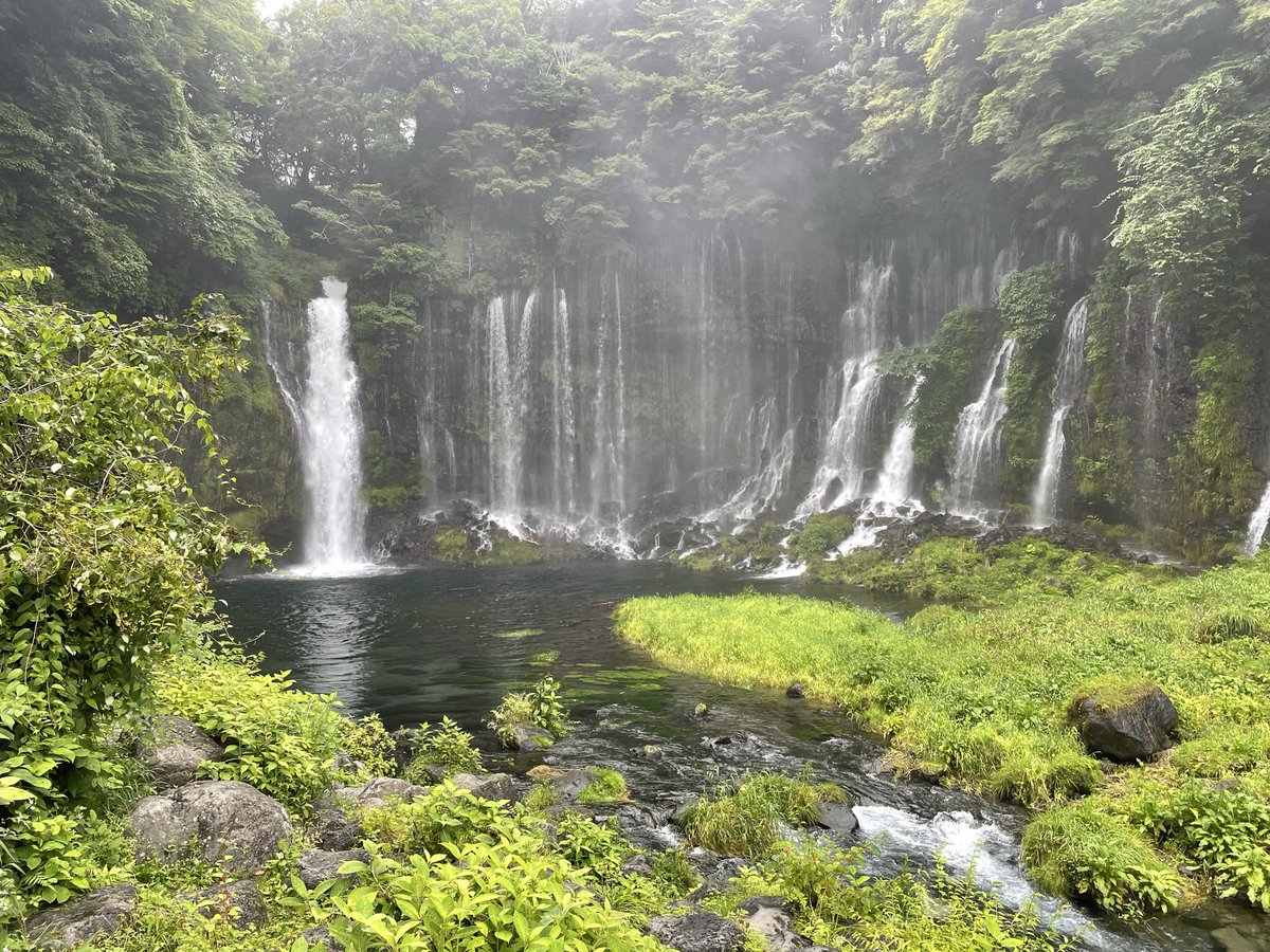 nanorena422's tweet photo. かなたんと白糸の滝に行ってきたよ〜
写真で見るよりも壮大で凄かったね！

かなたん、海外ニキに「写真撮って！」って言われてめっちゃ緊張したね…🫨
頑張ってカタコトの英語で対応できて良かった… https://t.co/lfOvdkbYcQ