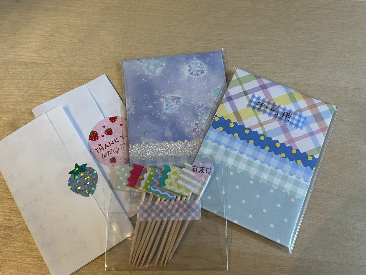 Atomutan's tweet photo. MEMEたーん。
届きました🎁
ありがとうございます！
毎回お手紙もありがとう°ʚ✉ɞ��
いつも夫婦でありがとうございます。
開けるのがもったいない😭 https://t.co/JFamHww9ek