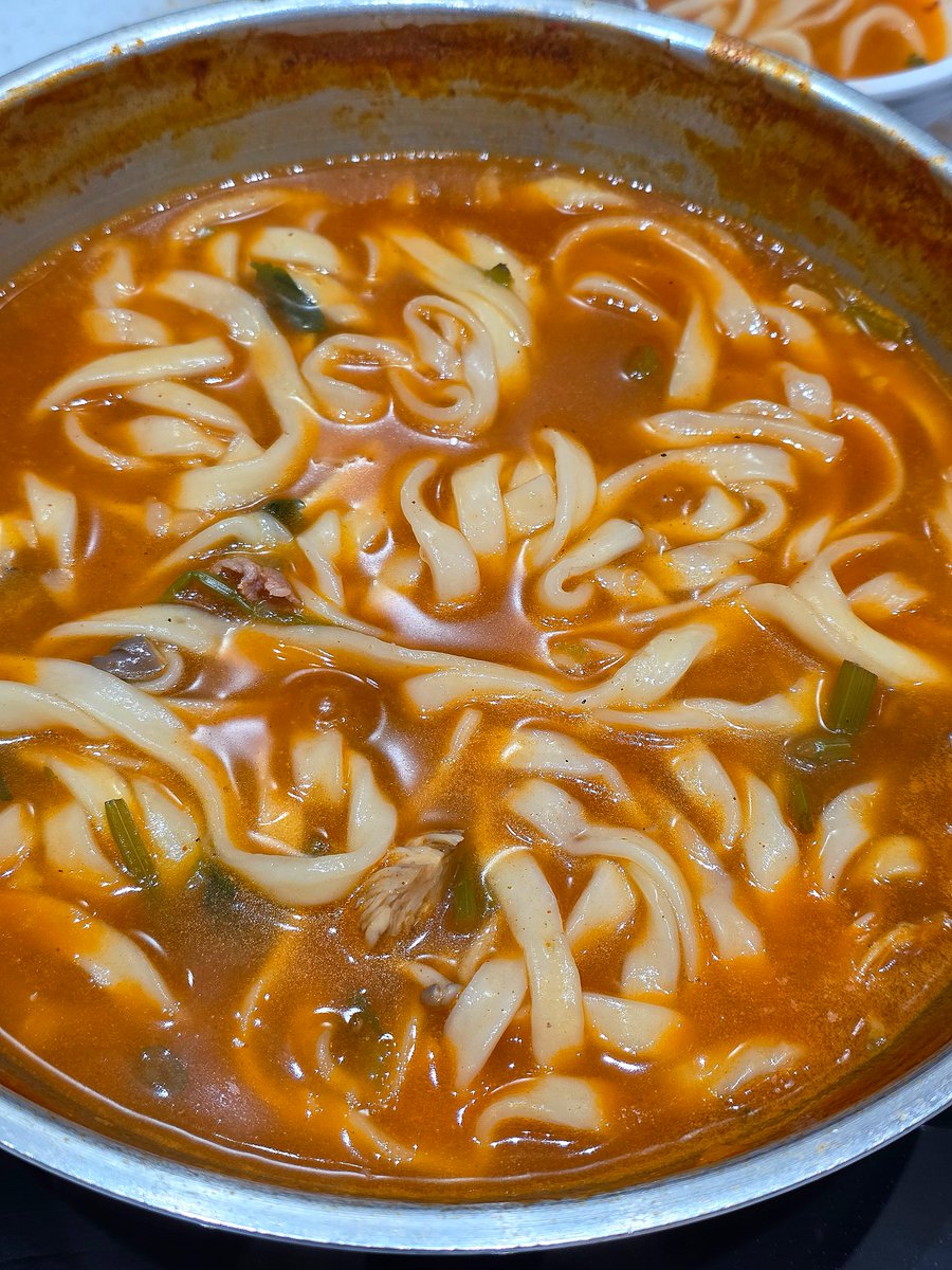 zm_zzmm's tweet photo. 하 개존맛 진짜 돌야르 😱😱

칼국수도 존맛이지만
깍두기 볶음밥이 개개ㅐ맛잇음
배불러도 들어감
후식 미숫가루도 굿.

성심당에서 도보 5분 거리니까
성심당 사고 밥먹으러 ㄱㄱ

📍대전 장원갑칼국수 https://t.co/9hciYQRv85