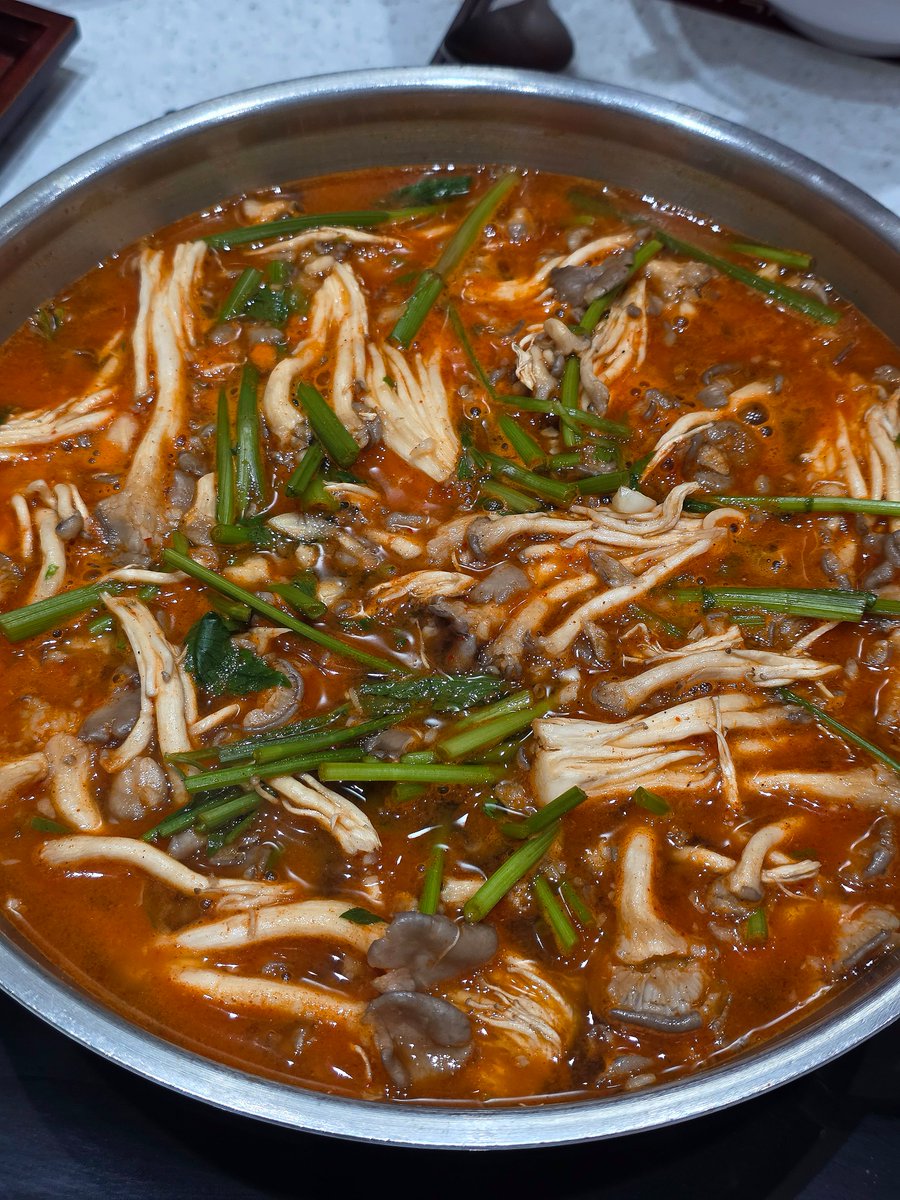 zm_zzmm's tweet photo. 하 개존맛 진짜 돌야르 😱😱

칼국수도 존맛이지만
깍두기 볶음밥이 개개ㅐ맛잇음
배불러도 들어감
후식 미숫가루도 굿.

성심당에서 도보 5분 거리니까
성심당 사고 밥먹으러 ㄱㄱ

📍대전 장원갑칼국수 https://t.co/9hciYQRv85