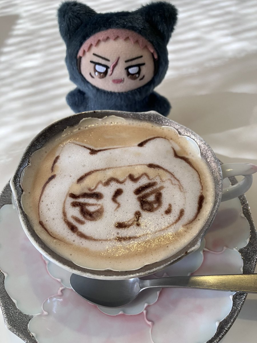 penta34sai's tweet photo. ラテアートできるって書いてあったので頼んでみた。
昭和テイストな喫茶店でマスターが作ってくれたよ。よかったね、ちみゆ🧡
歓迎会したからもう野良じゃないね☺️
カニクリームコロッケは神社で食べたやつ。美味しかった😆
#じゅじゅぬい
#ラテアート https://t.co/yR8eipVcrY