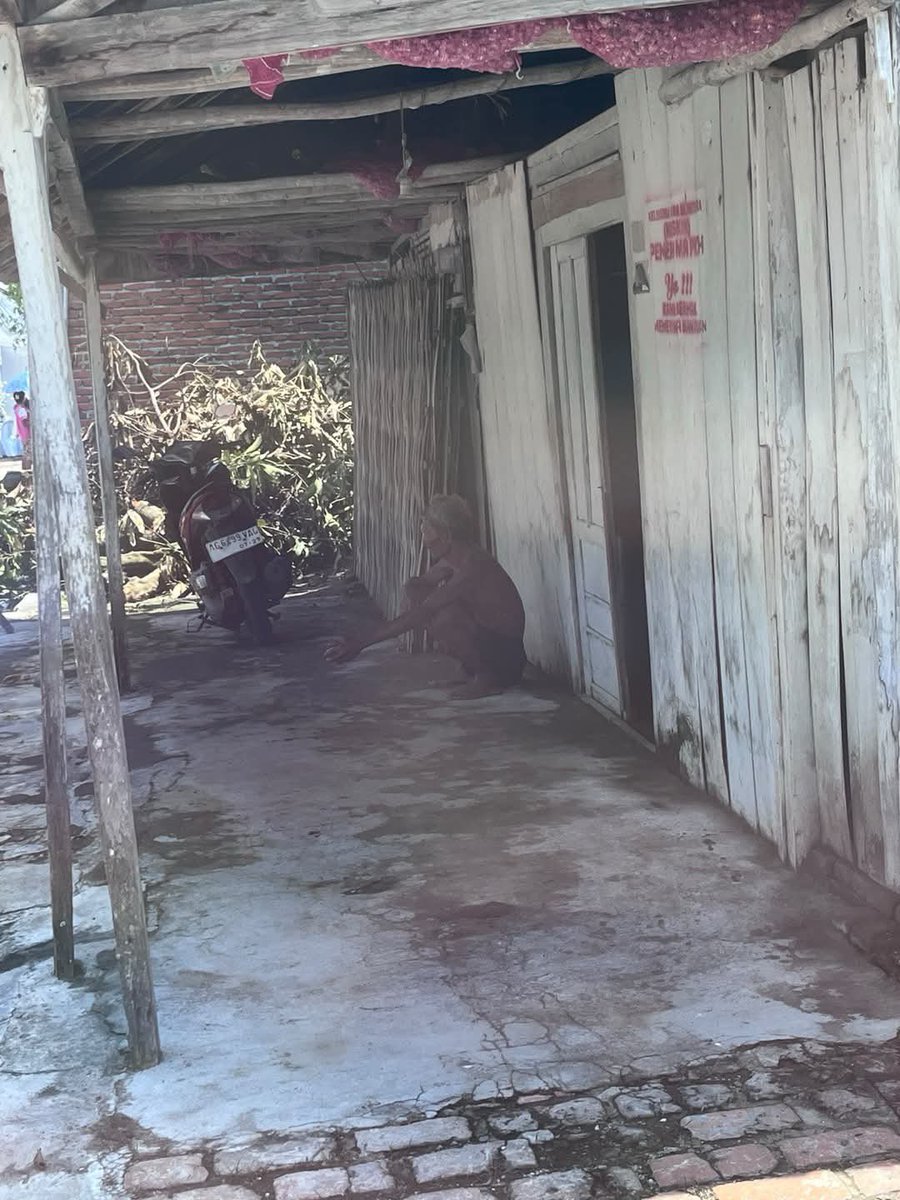 Charismaylnd's tweet photo. Seluruh dunia harus tau, orang baik belum langka.
Ceritanya kami sekeluarga ada acara nikahan, anakku ke 2 rewel karena suasananya ramai dan panas, aku dan anak2 ngadem di mobil. Seperti biasa kakak dan adik gelut sama2 nangis. Kedengeran sama si mbah tersebut karena mobil kami parkir ngga jauh dari rumah si mbah & kaca nggak aku tutup full. Beliau ketuk kaca mobil sambil bilang “wes wes ojo nangis, sek ya enteni”. Mbah nya masuk rumah lalu keluar bawa jajan lebaran (gerry) yang masih utuh di￼
cc: putridarmawanti