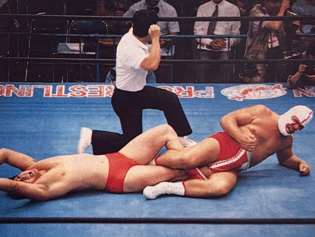 rajipro's tweet photo. 1993年7月2日全日本プロレス「サマーアクションシリーズ」後楽園
今シリーズ限りで40年にわたるレスラー生活にピリオドを打つことになったザ・デストロイヤーが大森隆男と対戦
時折観客を笑わせながら試合のペースを掴みロープを使った足殺しから最後はガッチリと足4の字固めを決め勝利 https://t.co/5KfKC9pDCU