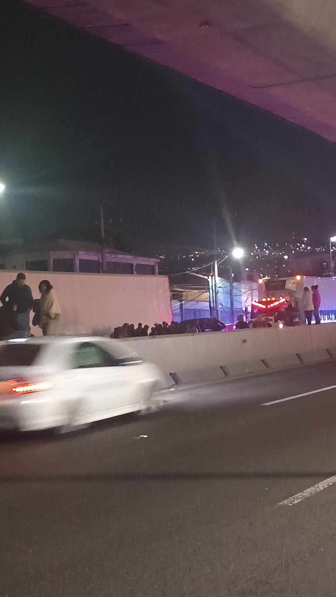 TlalpanVecinos's tweet photo. 🚨⚠️ Reportan un accidente sobre la autopista México-Cuernavaca, a la altura de la gasolinera de San Pedro Mártir, en la alcaldía Tlalpan. https://t.co/Ywzjhp3Pt9