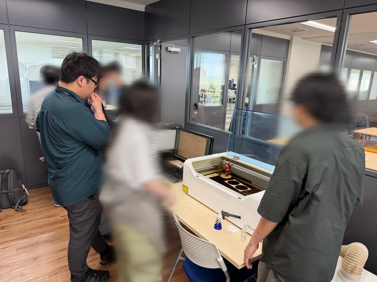 mcc_hiu's tweet photo. 本日の #HIUファブ は近澤先生が来店してレーザー加工機を利用しています。毎日12:20〜14:10に営業していますので、情報大生はぜひお越しください〜。 #johodai https://t.co/he0MwKu4NH