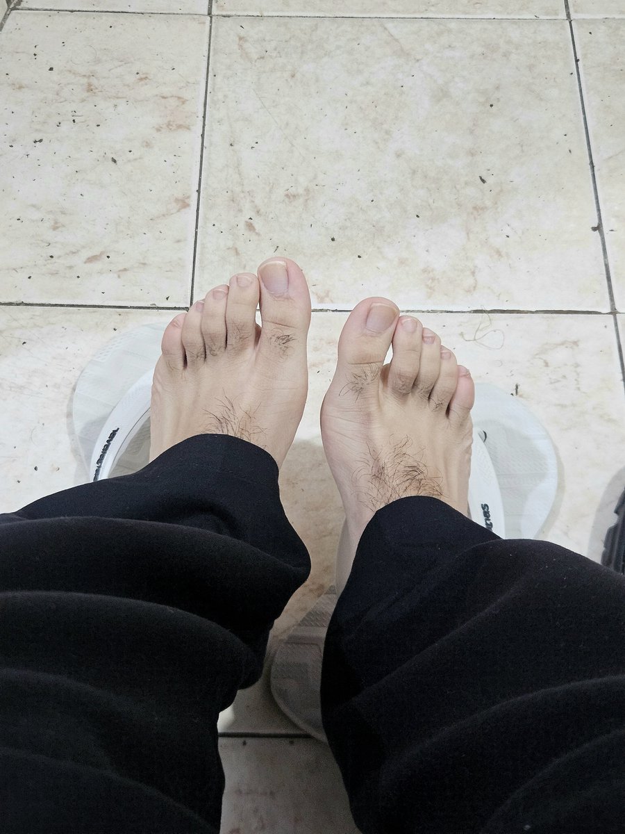 PrettyAndreas's tweet photo. caralho meu pé fica brancão no frio kakakak saudade do verão https://t.co/zam9stoeIz