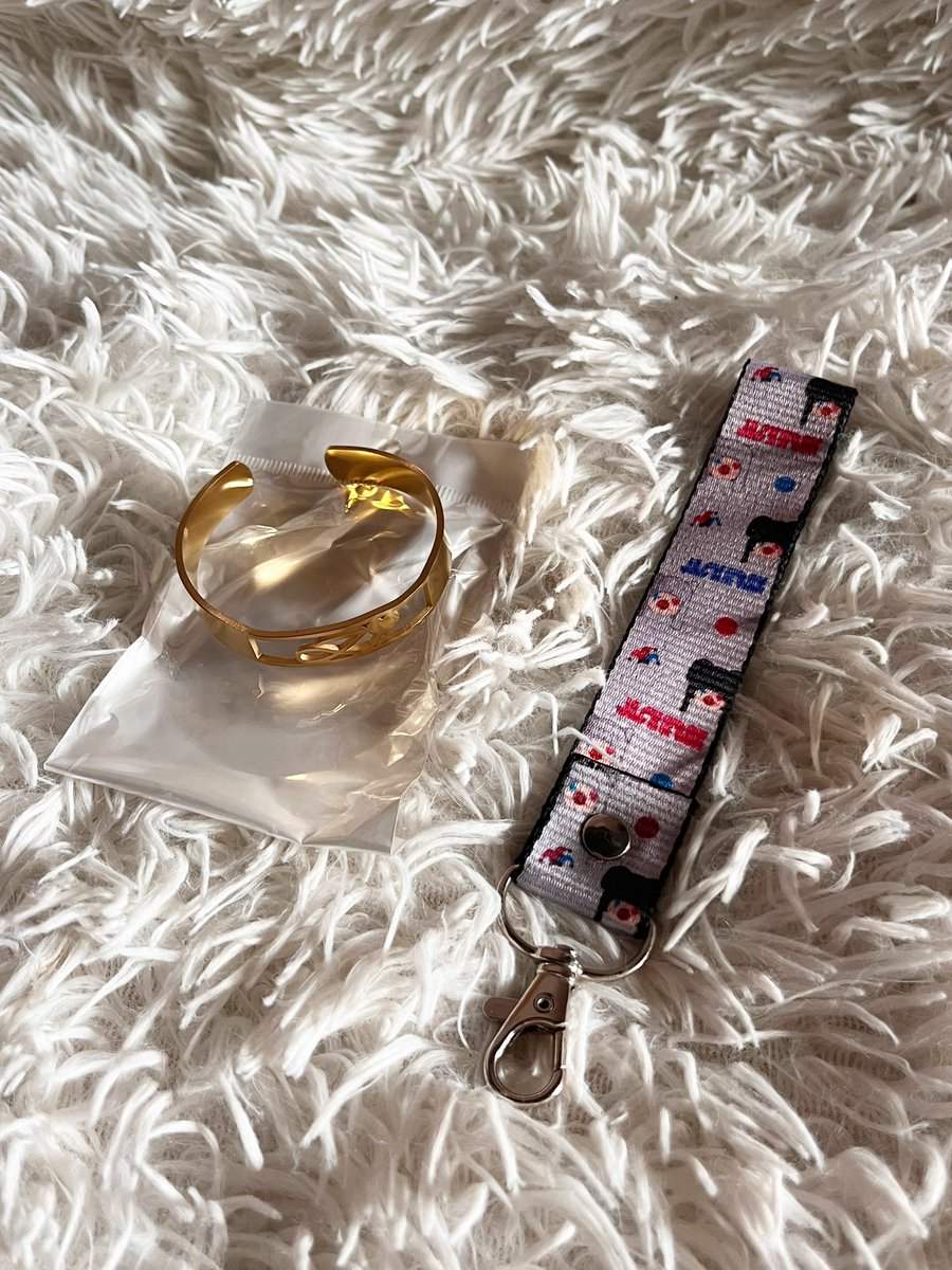 mkpurple_ph's tweet photo. Giveaway PH!

prizes
1 - winner of sling duffle tote bag ( 7*9 inch)
1 - winner of keychain &amp; popsocket
2 - winner of bangle bracelet 

•mbf, like and rt this twt
•reply w/your fav bts photo
• winners must be willing to shoulder lsf ( JNT) 
•ph only
ends 07/15 at 11 pm https://t.co/3DwRwX8jwR