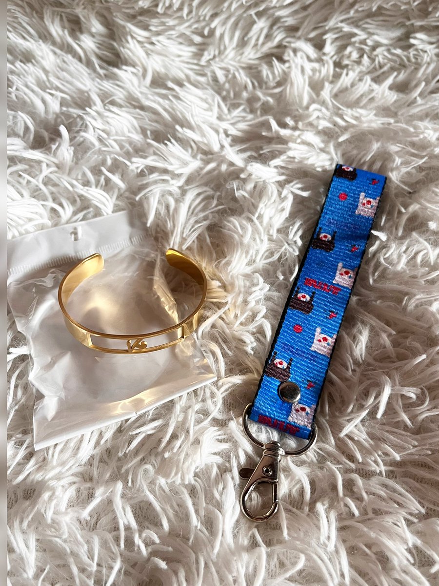 mkpurple_ph's tweet photo. Giveaway PH!

prizes
1 - winner of sling duffle tote bag ( 7*9 inch)
1 - winner of keychain &amp; popsocket
2 - winner of bangle bracelet 

•mbf, like and rt this twt
•reply w/your fav bts photo
• winners must be willing to shoulder lsf ( JNT) 
•ph only
ends 07/15 at 11 pm https://t.co/3DwRwX8jwR