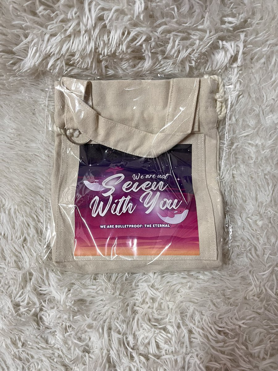 mkpurple_ph's tweet photo. Giveaway PH!

prizes
1 - winner of sling duffle tote bag ( 7*9 inch)
1 - winner of keychain &amp; popsocket
2 - winner of bangle bracelet 

•mbf, like and rt this twt
•reply w/your fav bts photo
• winners must be willing to shoulder lsf ( JNT) 
•ph only
ends 07/15 at 11 pm https://t.co/3DwRwX8jwR