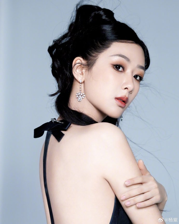 Peony0132's tweet photo. Yang Zi possesses beauty and brains plus fun personality! The naysayers cannot accept that. Her speeches since she was young tells how her mind works! Her beautiful speech during the acceptance of The Magnolia Awards gives you an insight of her innerself....independent thinker... https://t.co/OAL2Q3tbff