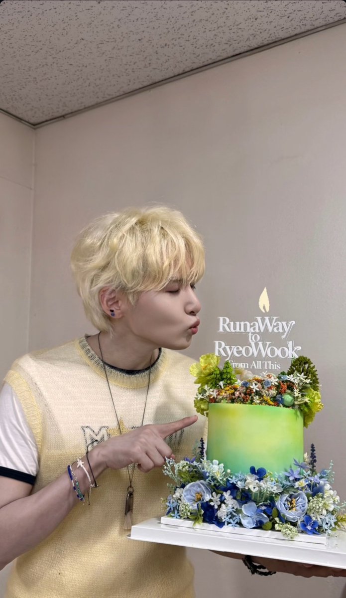 Pride_RYEOWOOK's tweet photo. 𝑹𝒖𝒏𝒂𝑾𝒂𝒚 𝑺𝑼𝑷𝑷𝑶𝑹𝑻 𝑷𝑹𝑶𝑱𝑬𝑪𝑻

이번엔 연합이 아니라 혼자 준비한 서포트라 끝까지 조마조마했는데, 무사히 잘 전달되어 다행이었어요.

솔로 10주년을 맞아 하게 된 RUNAWAY 활동 정말 고생 많았어.
앞으로의 모든 계절도 함께할게. 🌿🌊💛

#려욱 #RYEOWOOK
#リョウク #厉旭
#슈퍼주니어 #SUPERJUNIOR
