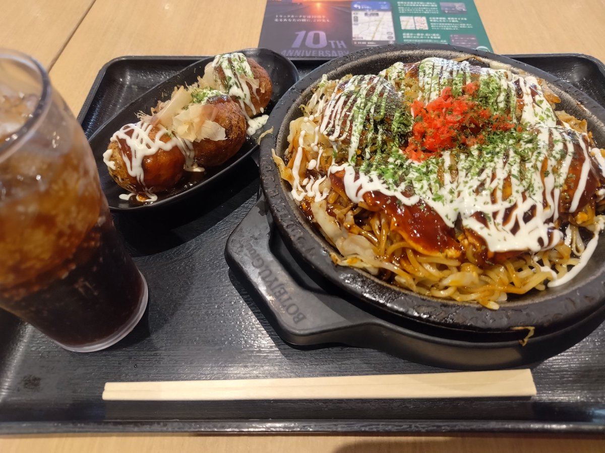 0TAOOO2's tweet photo. 引用のSAで数ある店舗から
ハンバーグかお好み焼きか焼肉か悩んだ結果…

ぼてぢゅう屋台の肉玉そば広島焼き欲張りセット(ドリンク、たこ焼き)￥1,837を
頂き━(人˙꒳​˙  )━ます。 https://t.co/CNEnLD2RwT